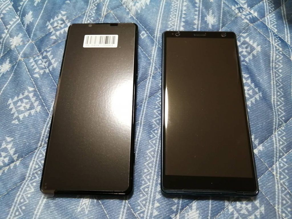 左：Xperia1 IIの本体　右：Xperia XZ2の本体